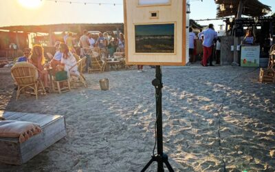 Des dizaines de vacanciers s’amusent devant notre Photobooth à Palavas