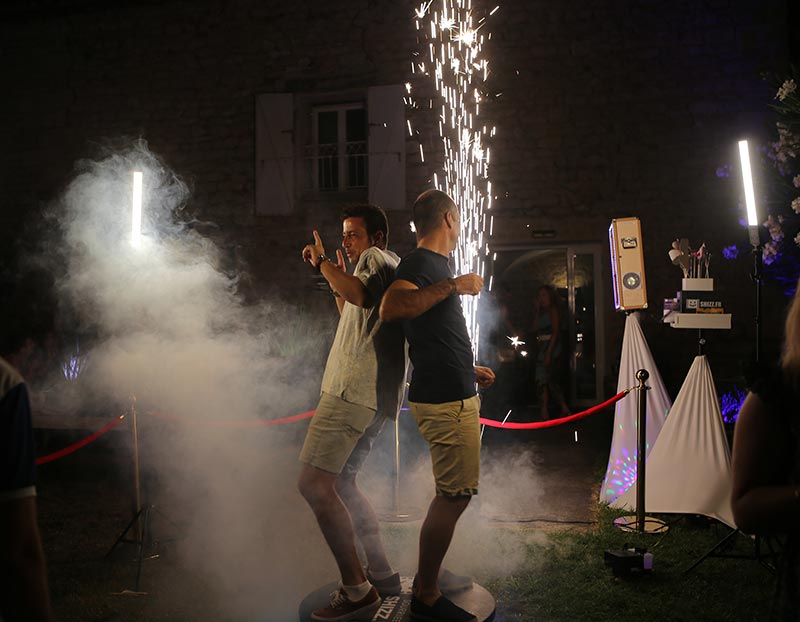 Location Photobooth à Nîmes | Borne Selfies | Dés 139€ | SHIZZ